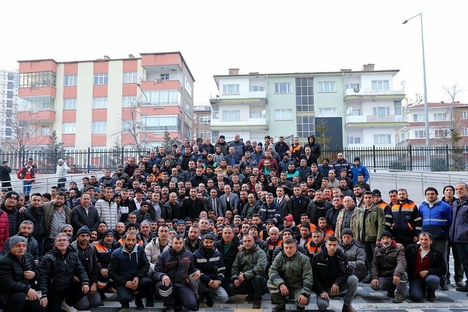 AK Partili belediyeden işçilere yüzde 71 zam! Başkanı omuzlarında taşıdılar AK Partili belediyeden işçilere yüzde 71 zam! Başkanı omuzlarında taşıdılar