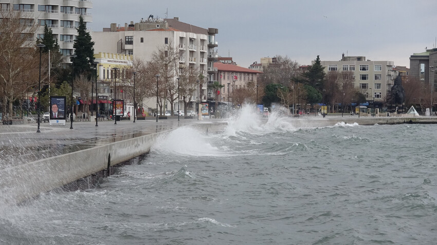 Çanakkale şiddetli fırtınaya teslim! Saatteki hızı 80 kilometreyi, dev dalgalar ise 5 metreyi buldu