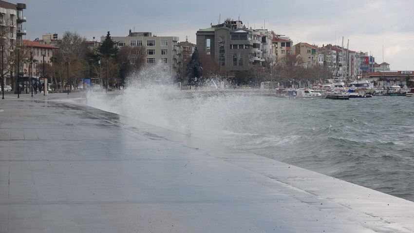 Çanakkale şiddetli fırtınaya teslim! Saatteki hızı 80 kilometreyi, dev dalgalar ise 5 metreyi buldu