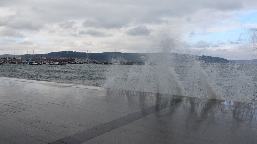 Çanakkale şiddetli fırtınaya teslim! Saatteki hızı 80 kilometreyi, dev dalgalar ise 5 metreyi buldu