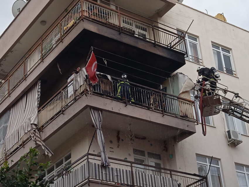 Balkonda çıkan yangında her şey küle döndü sadece Türk bayrağı etkilenmedi Balkonda çıkan yangında her şey küle döndü sadece Türk bayrağı etkilenmedi