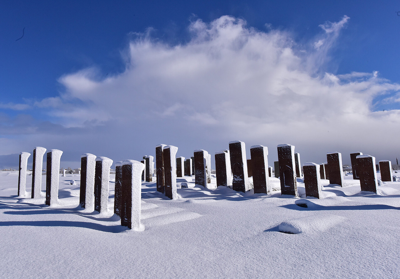 Karla bütünleşen Ahlat Selçuklu Meydan Mezarlığı akın akın ziyaret ediliyor Karla bütünleşen Ahlat Selçuklu Meydan Mezarlığı akın akın ziyaret ediliyor