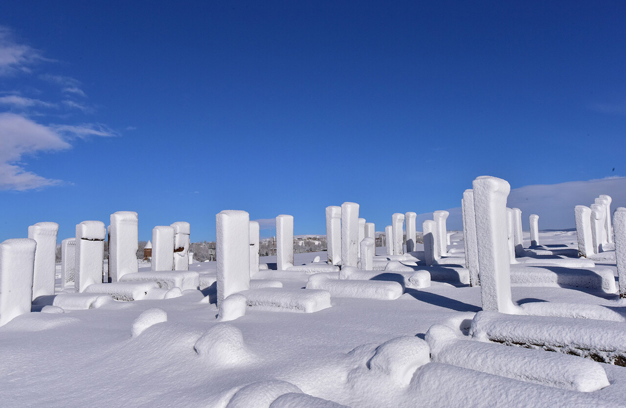 Karla bütünleşen Ahlat Selçuklu Meydan Mezarlığı akın akın ziyaret ediliyor Karla bütünleşen Ahlat Selçuklu Meydan Mezarlığı akın akın ziyaret ediliyor