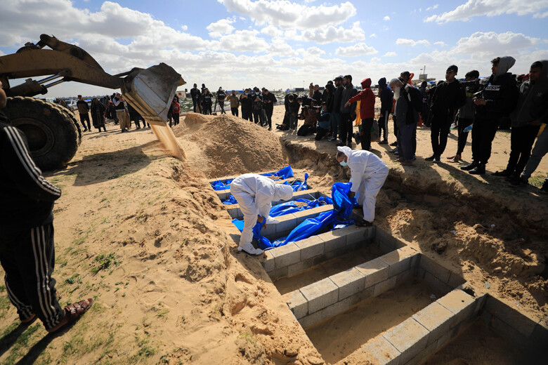 İsrail'in teslim ettiği 100 Filistinlinin cenazesi toplu mezara gömüldü