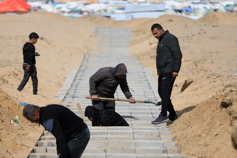 İsrail'in teslim ettiği 100 Filistinlinin cenazesi toplu mezara gömüldü