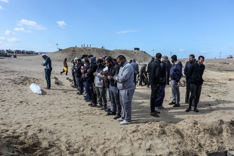 İsrail'in teslim ettiği 100 Filistinlinin cenazesi toplu mezara gömüldü