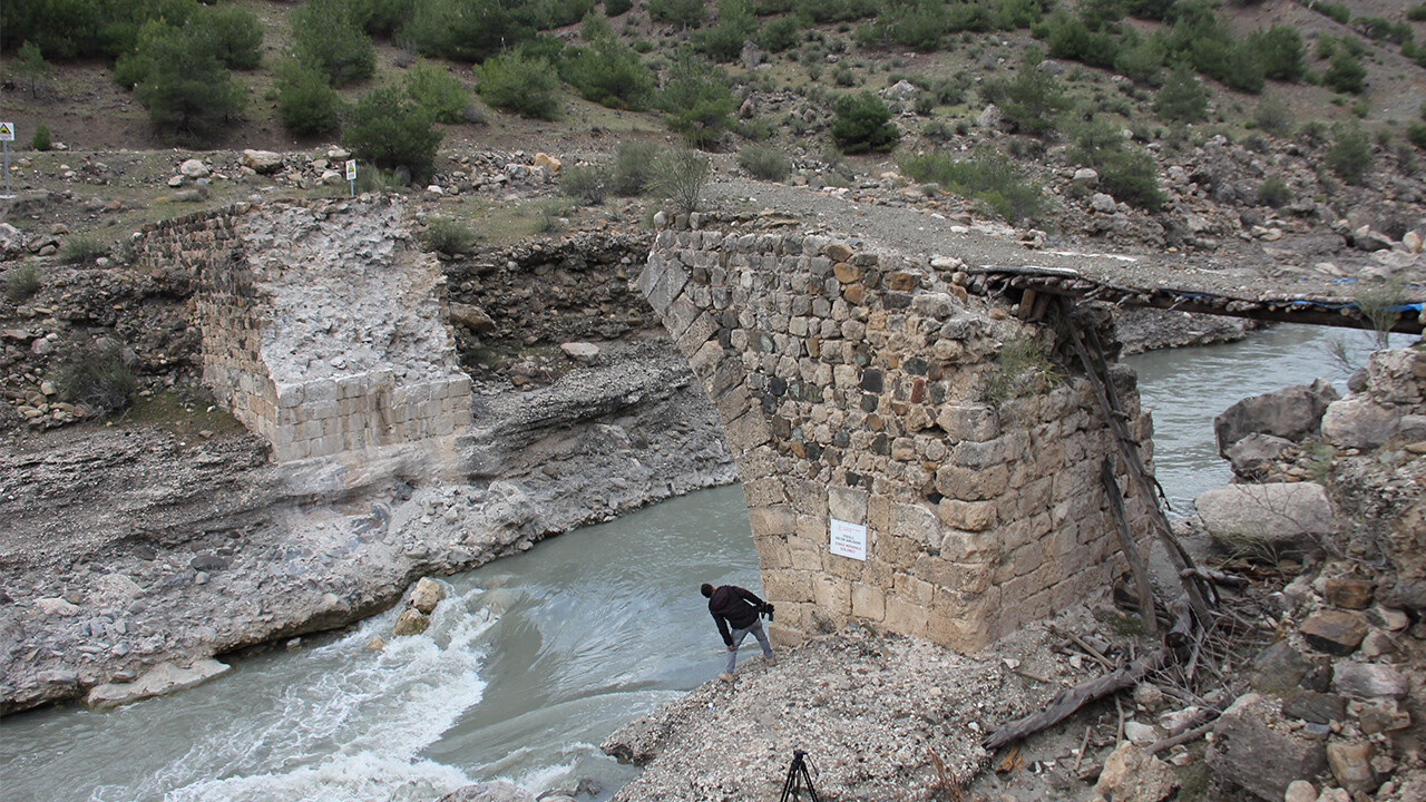 Adıyaman'da depremde zarar gören 26 eser için Bakanlık harekete geçti Adıyaman'da depremde zarar gören 26 eser için Bakanlık harekete geçti