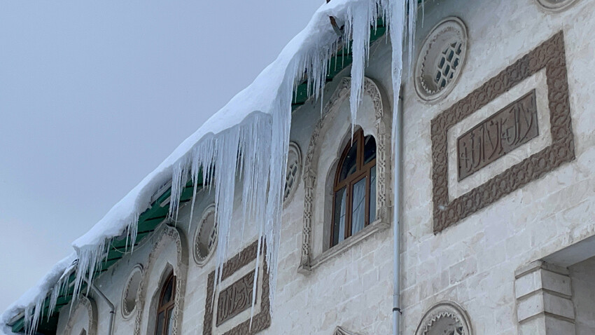 Buz kesen ilçede sarkıtların boyu 2 metreyi buldu: Tatvan değil artık 'Tatvantika'