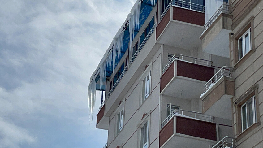 Buz kesen ilçede sarkıtların boyu 2 metreyi buldu: Tatvan değil artık 'Tatvantika'