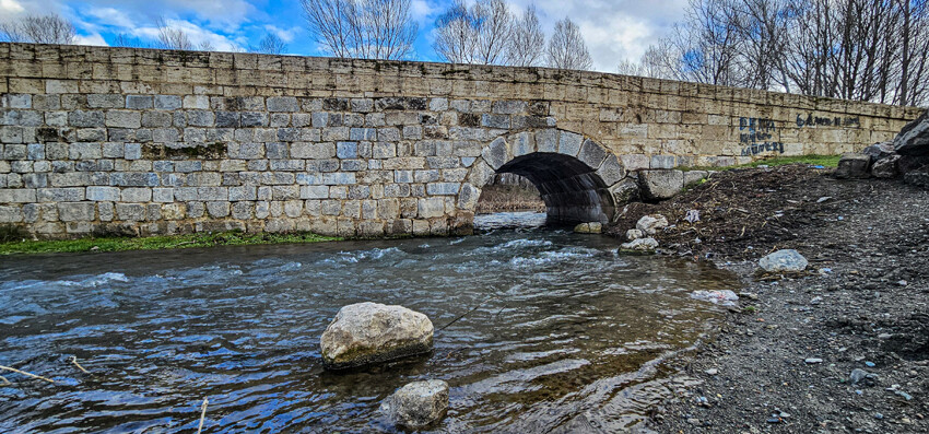 Yıllara meydan okudu vandallara direnemedi: 2 bin yıllık köprüye sprey!