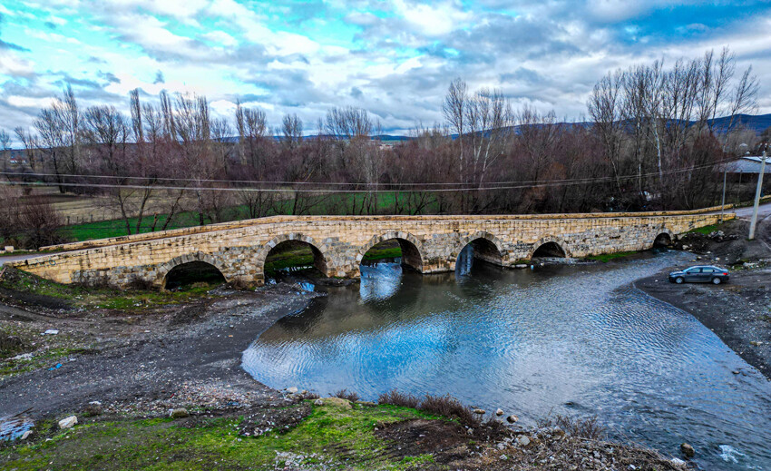 Yıllara meydan okudu vandallara direnemedi: 2 bin yıllık köprüye sprey!