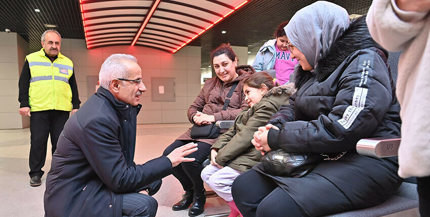 Metroda bir bakan! Uraloğlu'yla yolculuk yapan vatandaşlar şaşkınlıklarını gizleyemedi Metroda bir bakan! Uraloğlu'yla yolculuk yapan vatandaşlar şaşkınlıklarını gizleyemedi