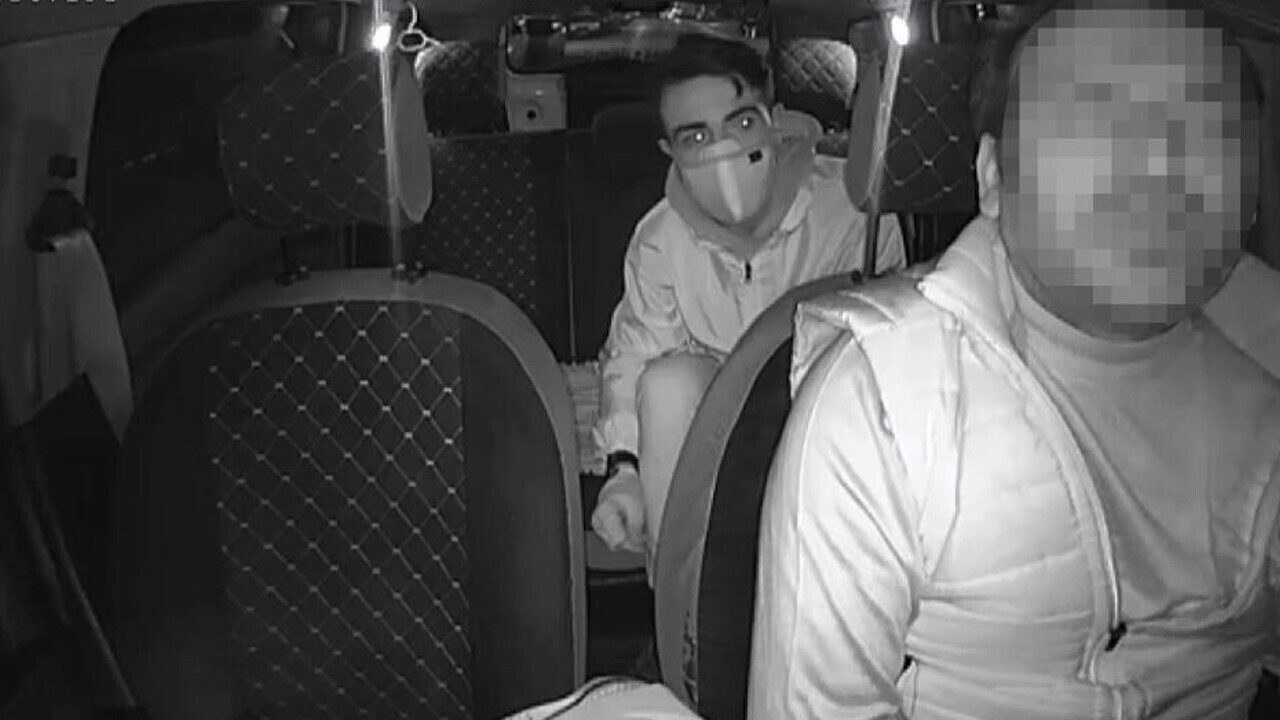 İzmir'de dehşet! 'Üşümesin' diye aracına aldığı yolcu taksiciyi vurdu