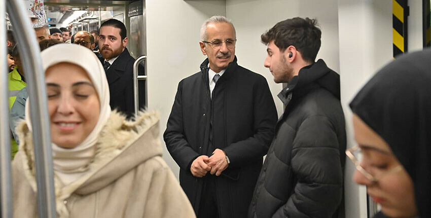 Metroda bir bakan! Uraloğlu'yla yolculuk yapan vatandaşlar şaşkınlıklarını gizleyemedi Metroda bir bakan! Uraloğlu'yla yolculuk yapan vatandaşlar şaşkınlıklarını gizleyemedi