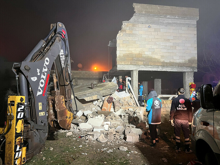 Uykuda facia! Şanlıurfa'da depremde hasar alan ev çöktü: Ölü ve yaralılar var