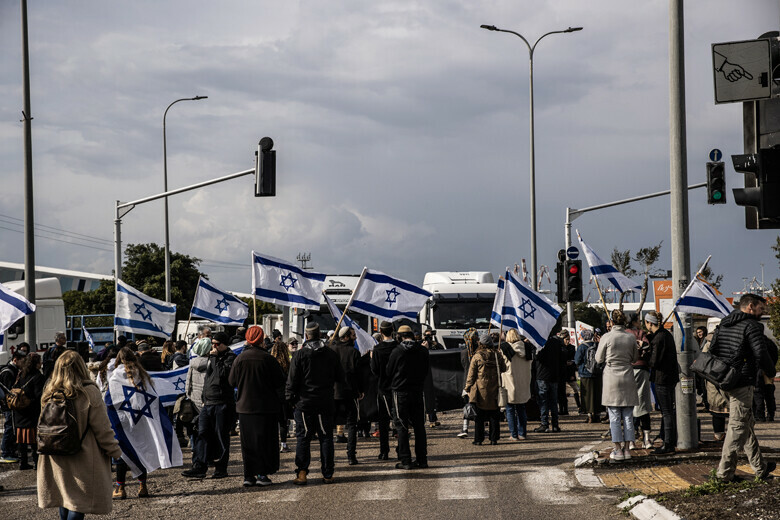 Fanatik Yahudiler, Gazze'ye girmeye çalışan yardım tırlarını engelliyor Fanatik Yahudiler, Gazze'ye girmeye çalışan yardım tırlarını engelliyor