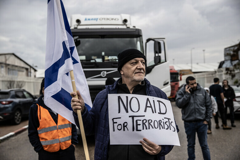 Fanatik Yahudiler, Gazze'ye girmeye çalışan yardım tırlarını engelliyor Fanatik Yahudiler, Gazze'ye girmeye çalışan yardım tırlarını engelliyor