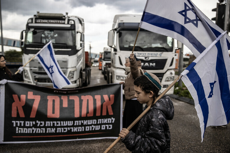 Fanatik Yahudiler, Gazze'ye girmeye çalışan yardım tırlarını engelliyor Fanatik Yahudiler, Gazze'ye girmeye çalışan yardım tırlarını engelliyor