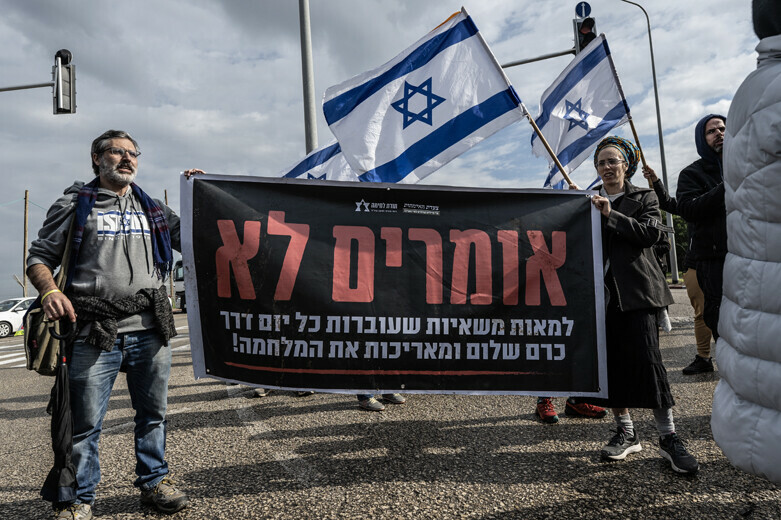 Fanatik Yahudiler, Gazze'ye girmeye çalışan yardım tırlarını engelliyor Fanatik Yahudiler, Gazze'ye girmeye çalışan yardım tırlarını engelliyor