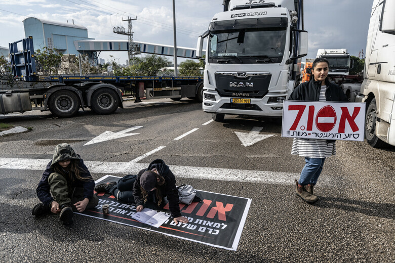 Fanatik Yahudiler, Gazze'ye girmeye çalışan yardım tırlarını engelliyor Fanatik Yahudiler, Gazze'ye girmeye çalışan yardım tırlarını engelliyor