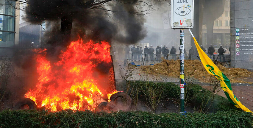 Çiftçiler Belçika sokaklarını savaş alanına çevirdi! Brüksel'deki AB Zirvesi'ne traktörlü protesto