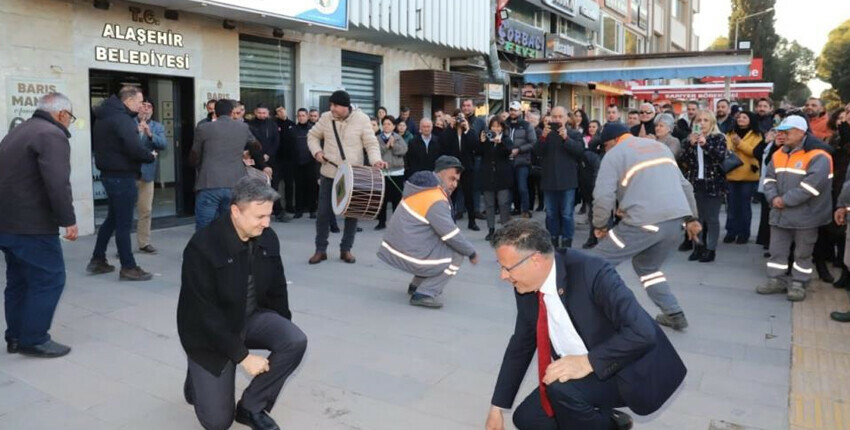 Belediye çalışanları aldıkları zammı davul zurna eşliğinde kutladı Belediye çalışanları aldıkları zammı davul zurna eşliğinde kutladı
