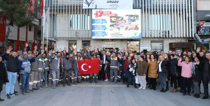 Belediye çalışanları aldıkları zammı davul zurna eşliğinde kutladı Belediye çalışanları aldıkları zammı davul zurna eşliğinde kutladı