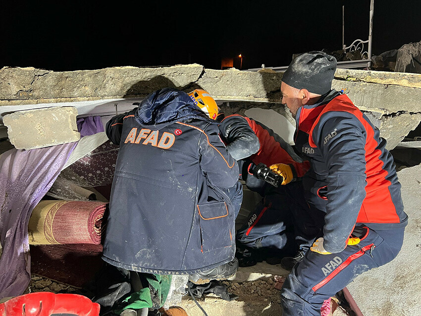 Uykuda facia! Şanlıurfa'da depremde hasar alan ev çöktü: Ölü ve yaralılar var