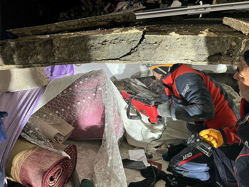 Uykuda facia! Şanlıurfa'da depremde hasar alan ev çöktü: Ölü ve yaralılar var