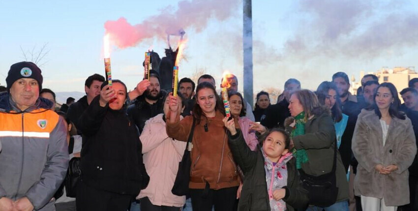 Belediye çalışanları aldıkları zammı davul zurna eşliğinde kutladı Belediye çalışanları aldıkları zammı davul zurna eşliğinde kutladı