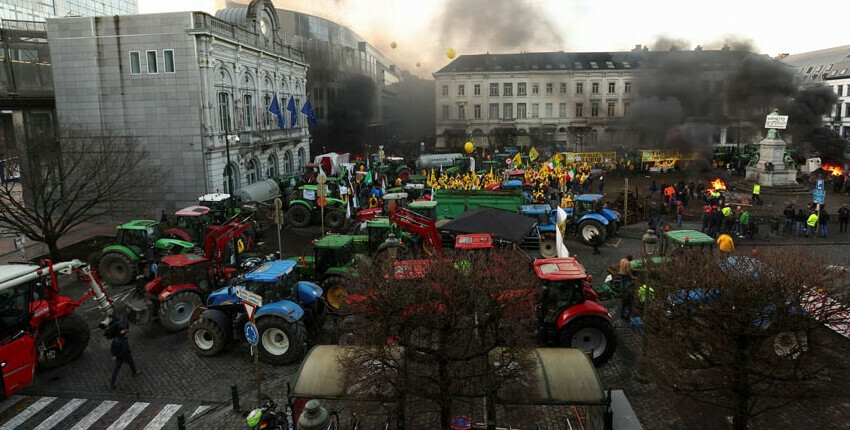 Çiftçiler Belçika sokaklarını savaş alanına çevirdi! Brüksel'deki AB Zirvesi'ne traktörlü protesto