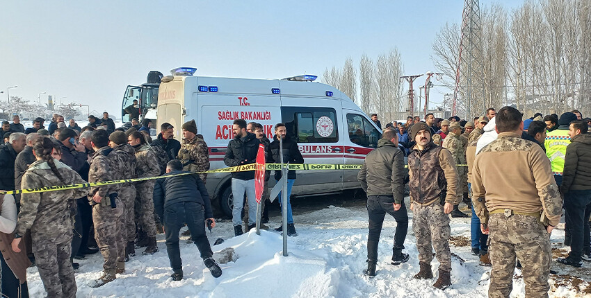 Hemzemin geçitte feci kaza!  Tren, hayvan yüklü tırı biçti