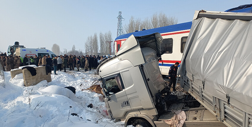 Hemzemin geçitte feci kaza!  Tren, hayvan yüklü tırı biçti