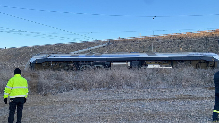 Kırıkkale'de tren raydan çıktı: Raylara yıkılan istinat duvarına çarpmış