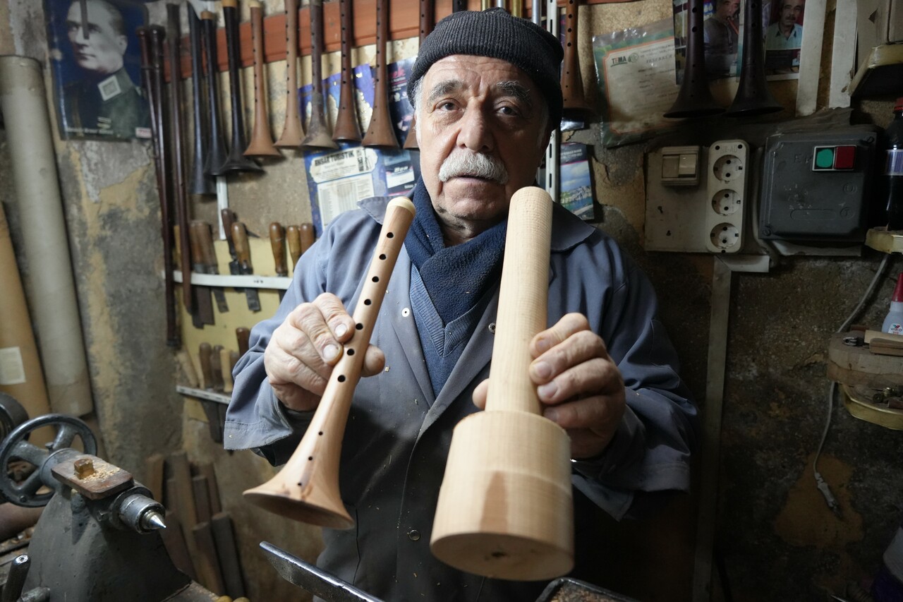 Gaziantep'in son zurna ustası! Tüm Türkiye'den ona geliyorlar, 56 yıldır 7 metrekarelik iş yerinde zurna yapıyor Gaziantep'in son zurna ustası! Tüm Türkiye'den ona geliyorlar, 56 yıldır 7 metrekarelik iş yerinde zurna yapıyor