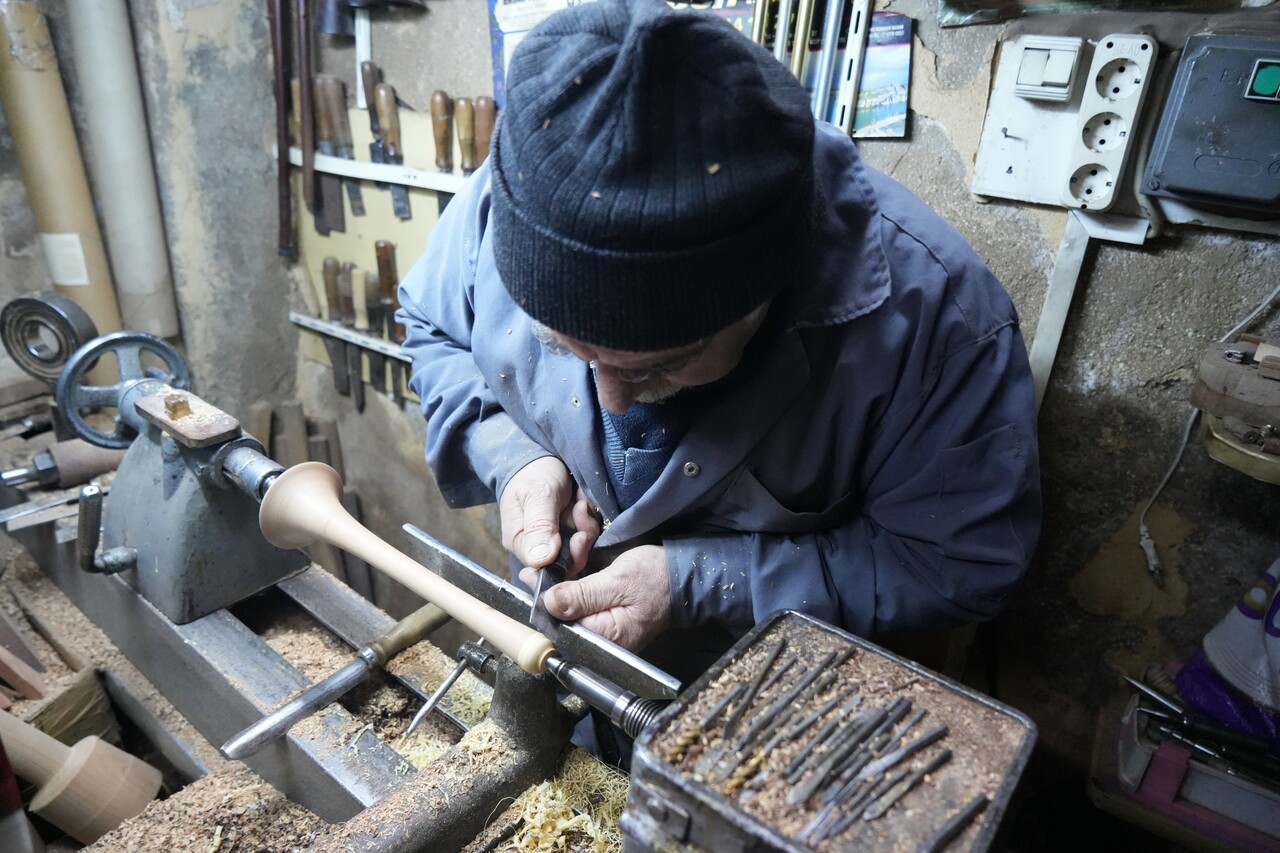 Gaziantep'in son zurna ustası! Tüm Türkiye'den ona geliyorlar, 56 yıldır 7 metrekarelik iş yerinde zurna yapıyor Gaziantep'in son zurna ustası! Tüm Türkiye'den ona geliyorlar, 56 yıldır 7 metrekarelik iş yerinde zurna yapıyor