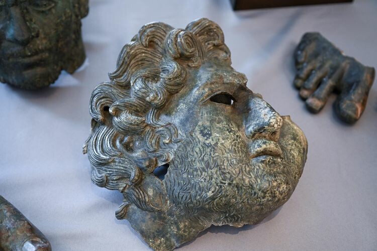 ABD'ye kaçırılan tarihi eserler artık Türkiye'de! İadesi sağlanan eserler Bakan Mehmet Nuri Ersoy tarafından tanıtıldı ABD'ye kaçırılan tarihi eserler artık Türkiye'de! İadesi sağlanan eserler Bakan Mehmet Nuri Ersoy tarafından tanıtıldı