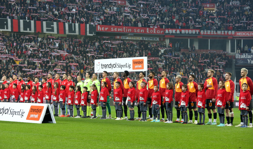 Okan Buruk taraftara duyurdu! Galatasaray Avrupa'dan fırsat transferi yapacak! İşte o isim