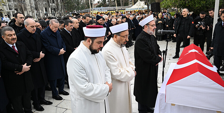 Alev Alatlı'ya veda! Cenazeye katılan Cumhurbaşkanı Erdoğan'dan duygusal mesaj Alev Alatlı'ya veda! Cenazeye katılan Cumhurbaşkanı Erdoğan'dan duygusal mesaj