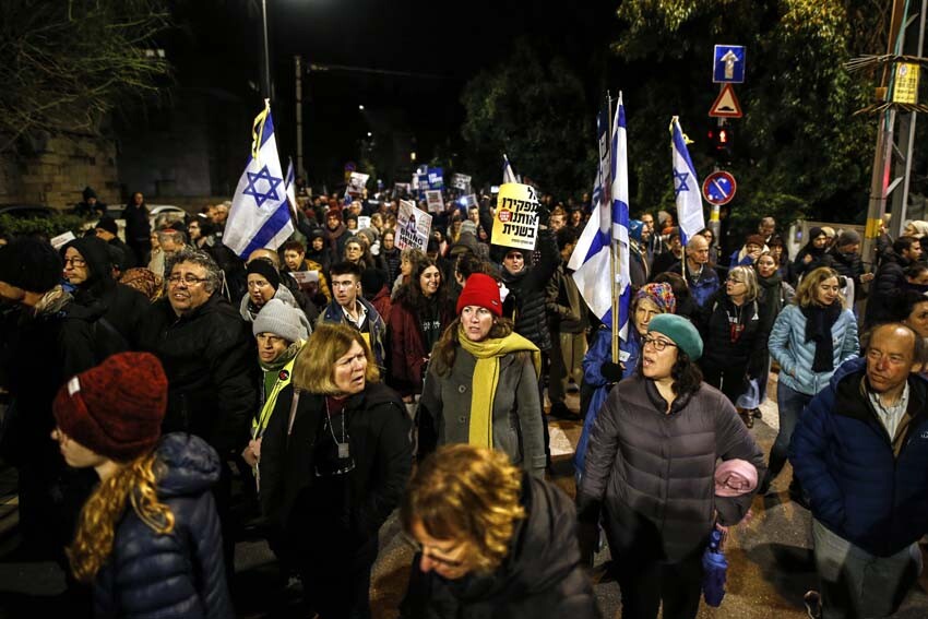 İsrailli binlerce kişi sokaklarda: Netanyahu istifa, savaşa hayır