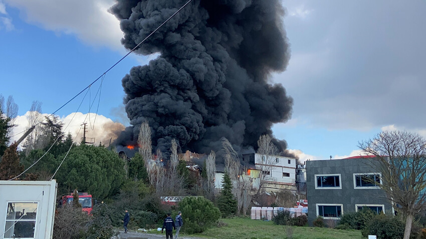 Kocaeli'de büyük yangın! Boya fabrikası alevlere teslim oldu