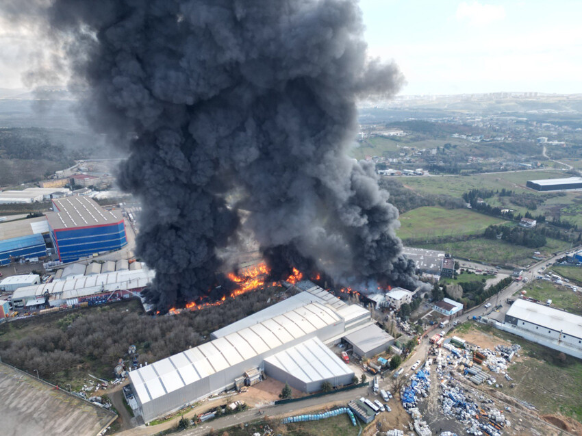 Kocaeli'de büyük yangın! Boya fabrikası alevlere teslim oldu
