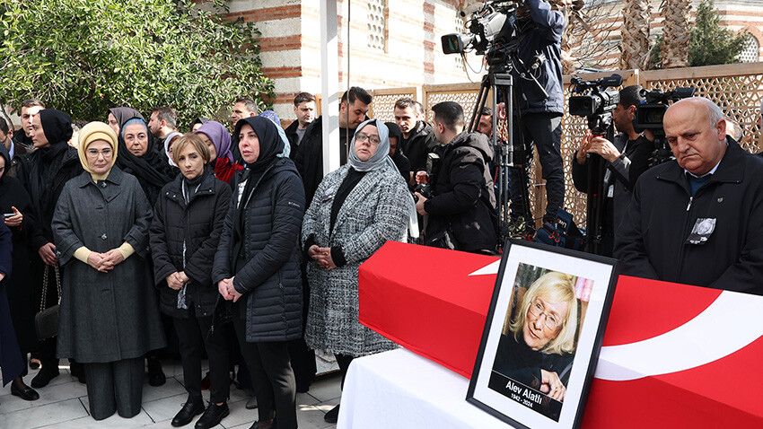 Alev Alatlı'ya veda! Cenazeye katılan Cumhurbaşkanı Erdoğan'dan duygusal mesaj Alev Alatlı'ya veda! Cenazeye katılan Cumhurbaşkanı Erdoğan'dan duygusal mesaj