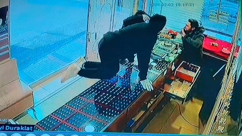 Acemi hırsızlar baltayı taşa vurdu! Kuyumcuyu soymak isteyen çift yakalandı Acemi hırsızlar baltayı taşa vurdu! Kuyumcuyu soymak isteyen çift yakalandı