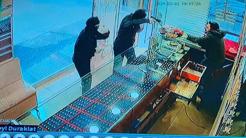 Acemi hırsızlar baltayı taşa vurdu! Kuyumcuyu soymak isteyen çift yakalandı Acemi hırsızlar baltayı taşa vurdu! Kuyumcuyu soymak isteyen çift yakalandı