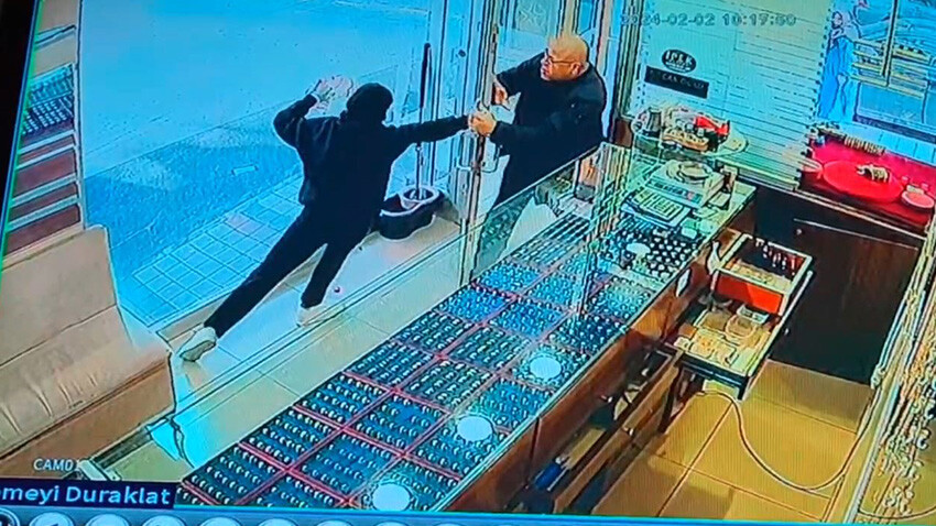 Acemi hırsızlar baltayı taşa vurdu! Kuyumcuyu soymak isteyen çift yakalandı Acemi hırsızlar baltayı taşa vurdu! Kuyumcuyu soymak isteyen çift yakalandı