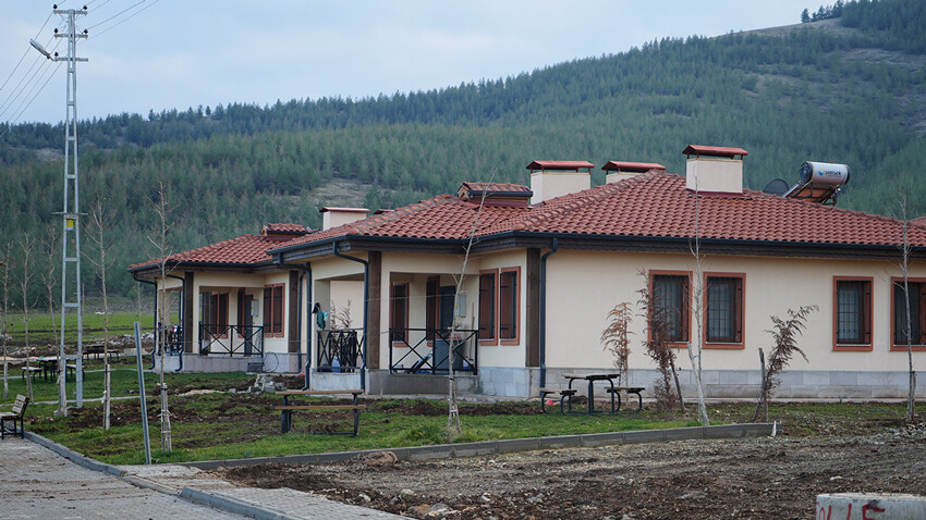 Villadan fazlası var eksiği yok! Köy evleri depremzedelere teslim ediliyor