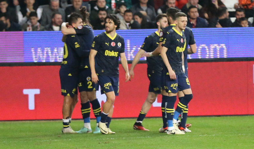 Cengiz Ünder fırtınası sürüyor! Fenerbahçe, Antalyaspor deplasmanında liderliği geri aldı Cengiz Ünder fırtınası sürüyor! Fenerbahçe, Antalyaspor deplasmanında liderliği geri aldı