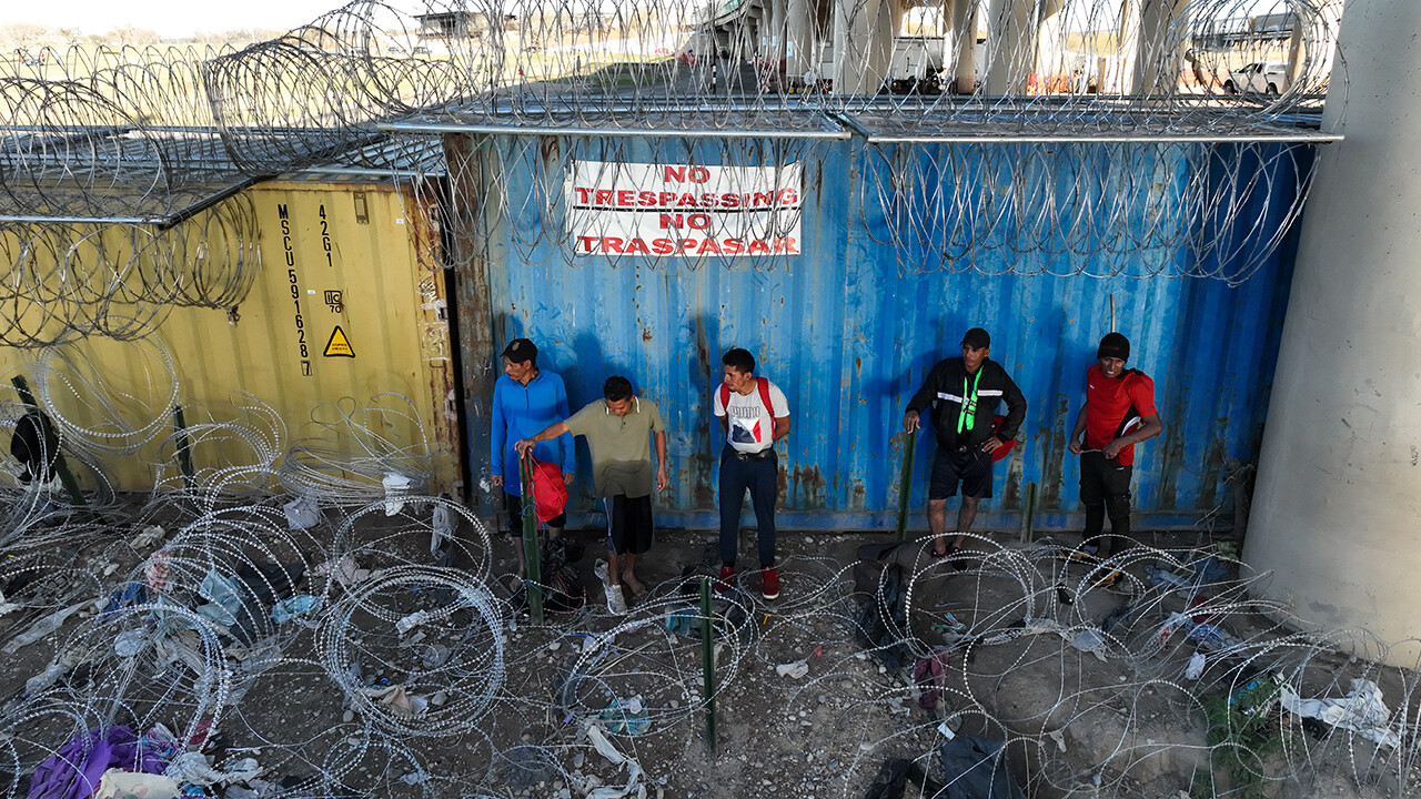 Gerilim artıyor... Yüzlerce kamyon ve TIR, Teksas-Meksika sınırına akın etti