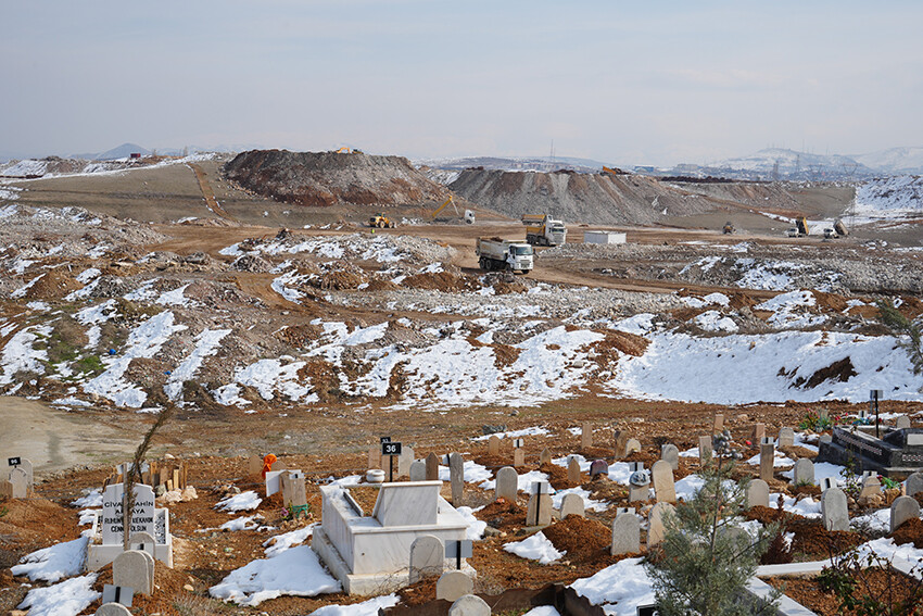 6 Şubat depremlerinin yıldönümüne doğru... Malatya'da hayallerin altında kaldığı 'enkaz dağları'